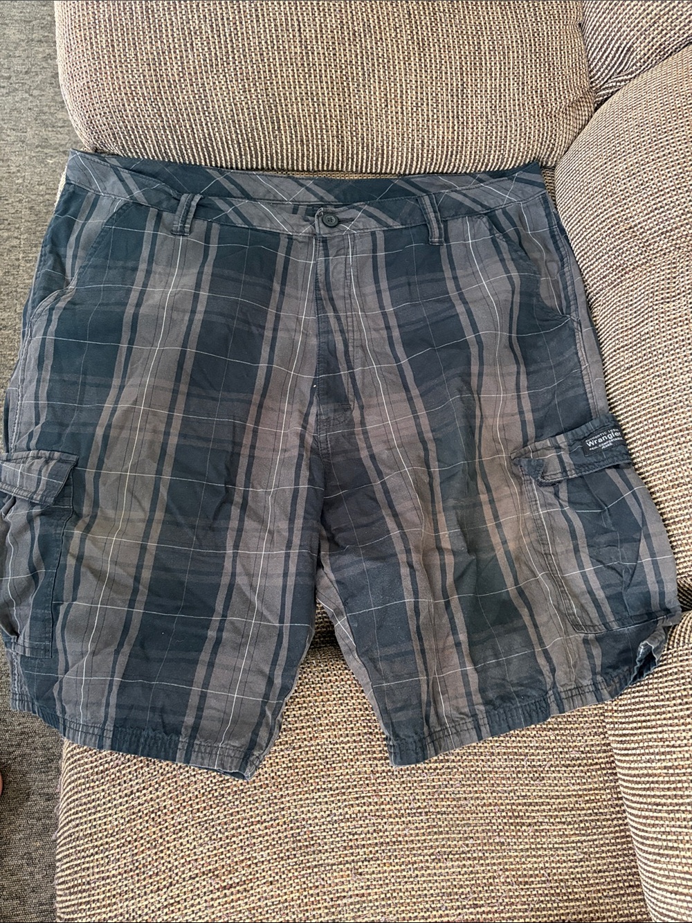 Wrangler Men's Plaid Cargo Shorts in Gray and Black